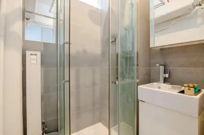 Salle de bains dans l'établissement 86830 Authentic Paris Living Steps from Montmartre