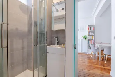 Salle de bains dans l'établissement 86830 Authentic Paris Living Steps from Montmartre