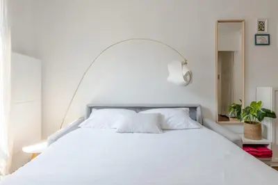 Un ou plusieurs lits dans un hébergement de l'établissement 86830 Authentic Paris Living Steps from Montmartre