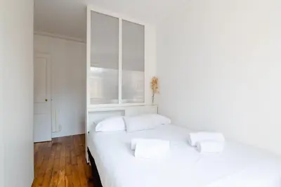 Un ou plusieurs lits dans un hébergement de l'établissement 86830 Authentic Paris Living Steps from Montmartre