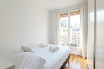 Un ou plusieurs lits dans un hébergement de l'établissement 86830 Authentic Paris Living Steps from Montmartre