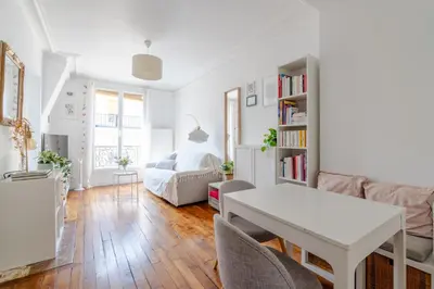 Coin salon dans l'établissement 86830 Authentic Paris Living Steps from Montmartre
