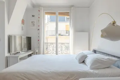 Un ou plusieurs lits dans un hébergement de l'établissement 86830 Authentic Paris Living Steps from Montmartre