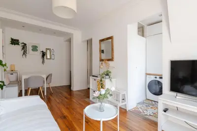 Télévision ou salle de divertissement dans l'établissement 86830 Authentic Paris Living Steps from Montmartre
