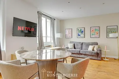 Télévision ou salle de divertissement dans l'établissement Le Refuge Parisien Paris Porte d Orleans