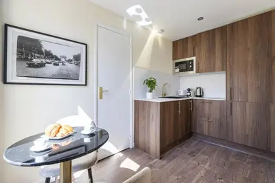 Cuisine ou kitchenette dans l'établissement 2D Studio Luxembourg Garden Bon Marché Necker