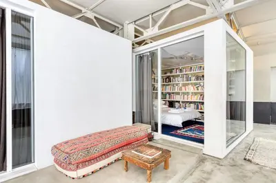 Bibliothèque dans l'appartement