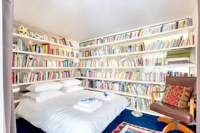 Bibliothèque dans l'appartement