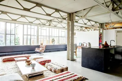 Coin salon dans l'établissement Loft d'exception avec verrières proche Marais