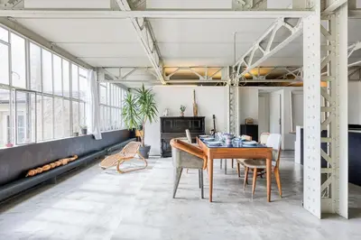 Coin salon dans l'établissement Loft d'exception avec verrières proche Marais