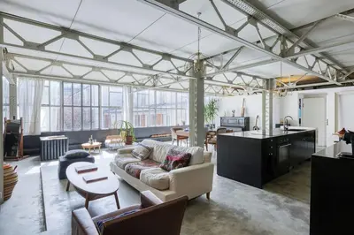 Coin salon dans l'établissement Loft d'exception avec verrières proche Marais