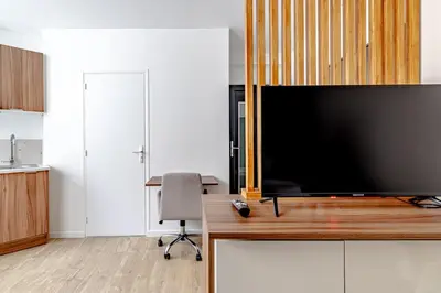Télévision ou salle de divertissement dans l'établissement CharmeParisien #2 Personnes # Studio # 19e