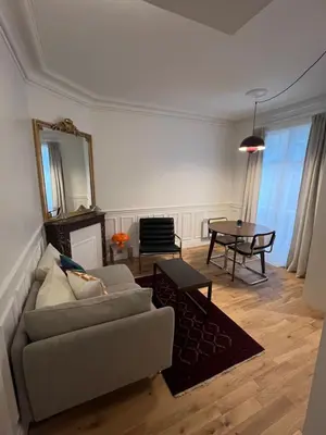Coin salon dans l'établissement Élégant T2 sur cour Paris Goncourt