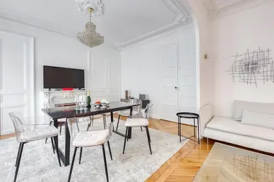 Télévision ou salle de divertissement dans l'établissement Villiers 2BR 4 pers AC Air-conditioned