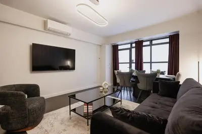 Coin salon dans l'établissement Chic et Comfort in the Heart of the Sentier