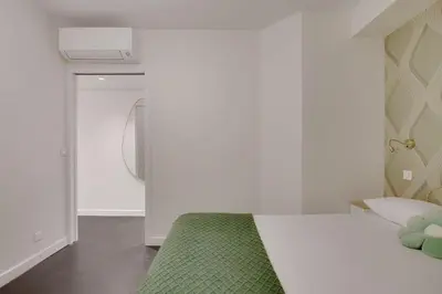 Un ou plusieurs lits dans un hébergement de l'établissement Chic et Comfort in the Heart of the Sentier
