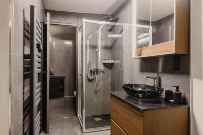 Cuisine ou kitchenette dans l'établissement Chic et Comfort in the Heart of the Sentier