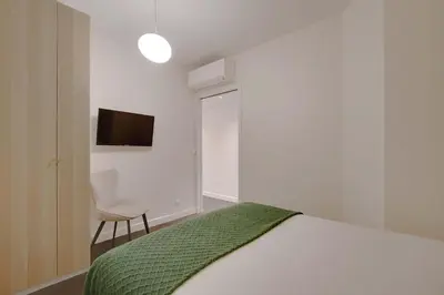 Un ou plusieurs lits dans un hébergement de l'établissement Chic et Comfort in the Heart of the Sentier