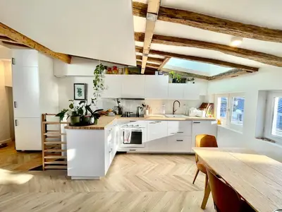 Cuisine ou kitchenette dans l'établissement Quiet, Light-filled renovated central