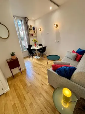 Coin salon dans l'établissement Beautiful new and comfortable studio 10min from Montmartre