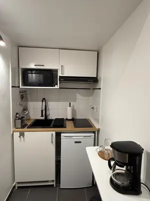 Cuisine ou kitchenette dans l'établissement Chez les bibs