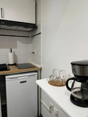 Cuisine ou kitchenette dans l'établissement Chez les bibs