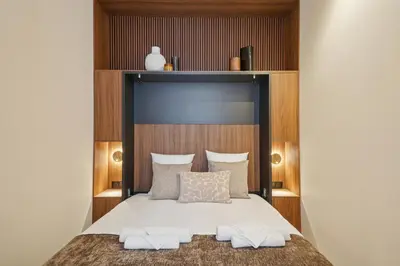 Un ou plusieurs lits dans un hébergement de l'établissement Lavie Maison Elevated Stay by the Eiffel Tower