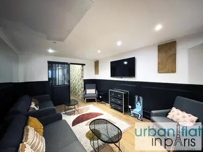 Télévision ou salle de divertissement dans l'établissement UrbanFlat 31 - Triplex Loft in Central Paris