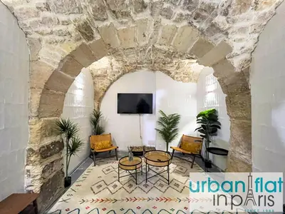 Télévision ou salle de divertissement dans l'établissement UrbanFlat 31 - Triplex Loft in Central Paris