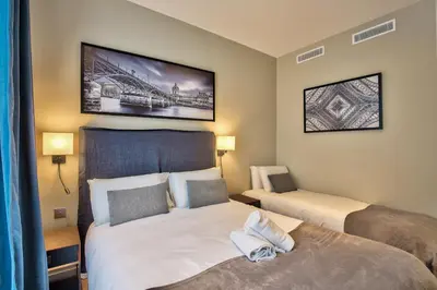 Un ou plusieurs lits dans un hébergement de l'établissement UrbanFlat 75 - Grand Apartment near Jardin du Luxembourg