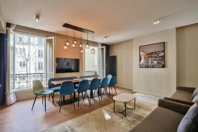 Télévision ou salle de divertissement dans l'établissement UrbanFlat 75 - Grand Apartment near Jardin du Luxembourg