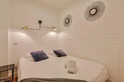 Un ou plusieurs lits dans un hébergement de l'établissement UrbanFlat 34 - Spacious & Bright Paris Home for 11