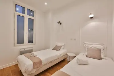 Un ou plusieurs lits dans un hébergement de l'établissement UrbanFlat 34 - Spacious & Bright Paris Home for 11