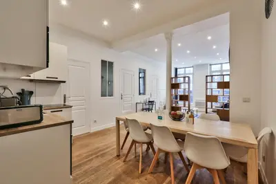 Cuisine ou kitchenette dans l'établissement UrbanFlat 34 - Spacious & Bright Paris Home for 11