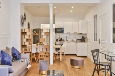 Cuisine ou kitchenette dans l'établissement UrbanFlat 34 - Spacious & Bright Paris Home for 11