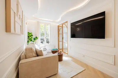 Télévision ou salle de divertissement dans l'établissement 7#Newsuite#4 people#Saint Germain#Notre-Dame