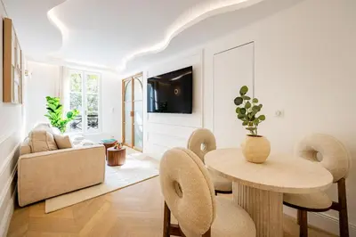 Télévision ou salle de divertissement dans l'établissement 7#Newsuite#4 people#Saint Germain#Notre-Dame