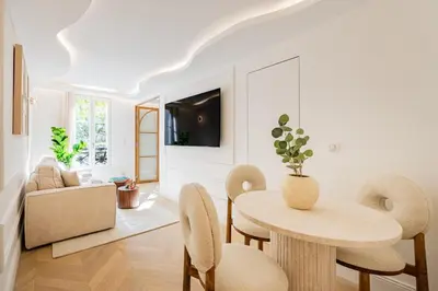 Télévision ou salle de divertissement dans l'établissement 7#Newsuite#4 people#Saint Germain#Notre-Dame
