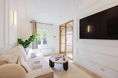 Télévision ou salle de divertissement dans l'établissement 9#New suite 4 people - Saint-Germain Notre-Dame