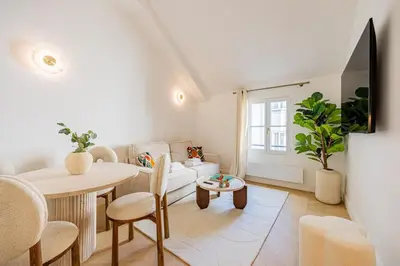 Télévision ou salle de divertissement dans l'établissement 10 New suite 4 people - Saint-Germain Notre-Dame