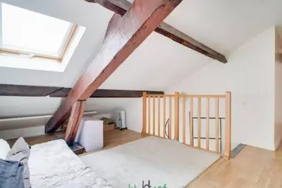 Un ou plusieurs lits dans un hébergement de l'établissement Frédérick Lemaitre - CI - Cozy apartment with balcony