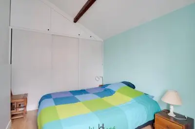 Un ou plusieurs lits dans un hébergement de l'établissement Frédérick Lemaitre - CI - Cozy apartment with balcony