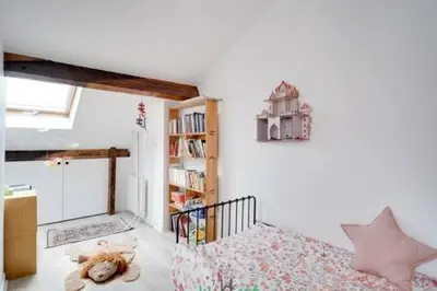 Un ou plusieurs lits dans un hébergement de l'établissement Frédérick Lemaitre - CI - Cozy apartment with balcony