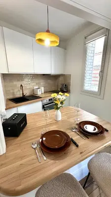 Cuisine ou kitchenette dans l'établissement Cozy Parisian Apartment newly renovated