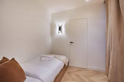 Un ou plusieurs lits dans un hébergement de l'établissement Superb AC apartment Center of Paris Le Marais