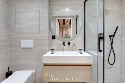 Salle de bains dans l'établissement The Art of Parisian Living Just Steps from the Seine
