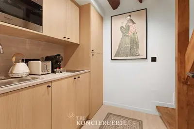 Cuisine ou kitchenette dans l'établissement The Art of Parisian Living Just Steps from the Seine