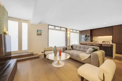 Cuisine ou kitchenette dans l'établissement Ultra luxury and garden!