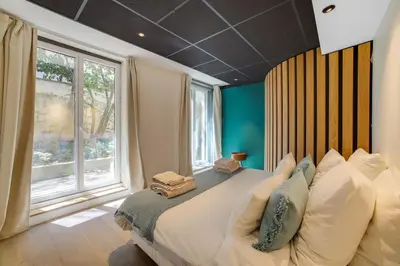 Un ou plusieurs lits dans un hébergement de l'établissement Ultra luxury and garden!