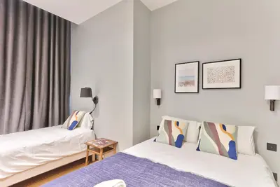 Un ou plusieurs lits dans un hébergement de l'établissement UrbanFlat 124 - Spacious Home in the Heart of Paris